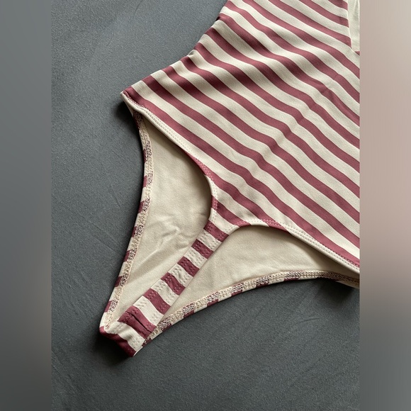 Babaton contour v-neck - Picture 3 of 4